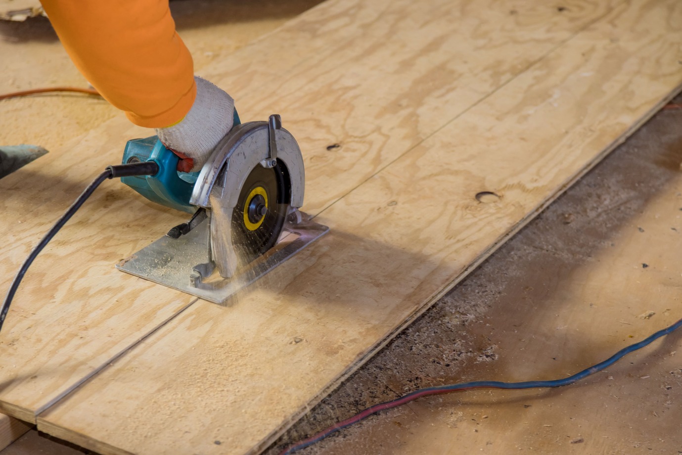un homme coupe une planche avec une scie professionnelle 1